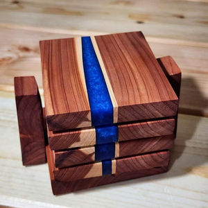 Ensemble de dessous-de-verre en bois avec résine époxy bleue, dessous-de-verre carré en bois de rivière avec support pour la protection de la table de bar à domicile, fabrication artisanale unique de luxe - Product Image 1