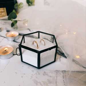 Boîte à bijoux en verre en forme d'hexagone chic avec cadre en métal noir fini parfait pour ranger les bagues, les colliers et les accessoires fins - Product Image 5