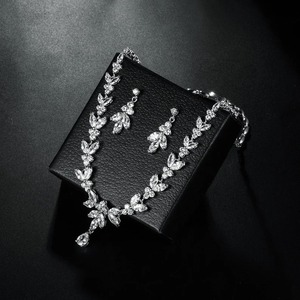 Ensemble de collier de mariée en diamant Moissanite entièrement blanc feuilles en forme de larme bijoux collier et boucles d'oreilles ensemble bijoux personnalisés - Product Image 4