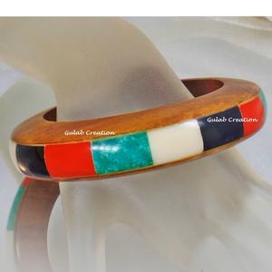 Brazalete Multicolor de Madera y Resina Artesanal, Pulsera de Moda Gruesa para Mujer, Colección de Joyas Bohemias y Llamativas - Product Image 1