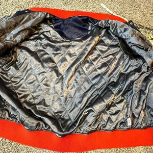 Hiver Tout Nouveau Personnalisé Dernier Bomber En Satin Grande Taille Hommes Lettre Homme Personnalisée Vente En Gros Veste Universitaire En Satin Pour Hommes - Product Image 5