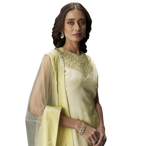 Set Chinon Kurta Beige chiaro con cuttdana e paillettes Dupatta abito Sharara tradizionale per gli invitati al matrimonio - Product Image 2