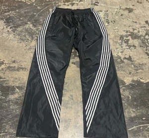 กางเกงแทร็คสตรีทแวร์ลายทางผ้าโพลีเอสเตอร์ปักโลโก้ทรงโอเวอร์ไซส์ขากว้างสไตล์แบ็กกี้สำหรับผู้ชาย - Product Image 2