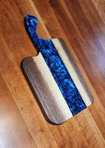 Tabla de servir queso de resina azul premium y madera natural, perfecta para utensilios de cocina, presentaciones de bodas y cenas. - Product Image 3