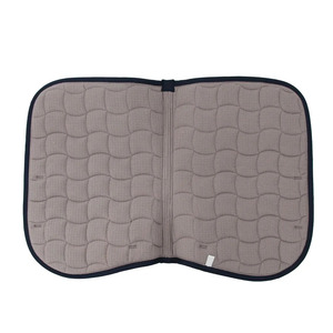 Tapis de selle de dressage en velours de luxe avec broderie de logo personnalisé, tapis d'équitation haut de gamme avec doublure anti-humidité et passepoil doré - Product Image 5