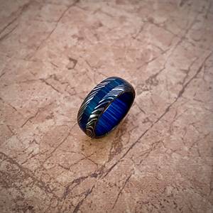 Bague en acier Damas de haute qualité, faite à la main, alliance de mariage, finition martelée, fabrication directe OEM, bijoux personnalisés, couleur personnalisée - Product Image 3