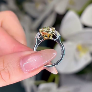 Anillo de Diamantes con Engaste Catedral de Dos Tonos con 6.00ct de Diamantes de Laboratorio (Fancy Yellow VVS-VS) - Product Image 4