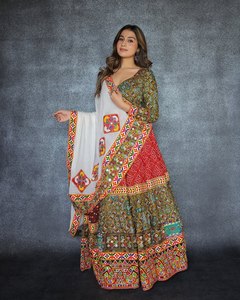 Lanzamiento del Nuevo LEHENGA CHOLI de Algodón Muselina Pesado RADHE EXPORT para Fiestas Tradicionales y Bodas con DUPATTA de Secado Rápido - Product Image 4