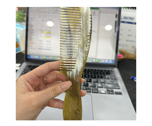 Peine de cuerno de Búfalo en acabado pulido Horn Art Ware Peine de dientes finos Peine de pelo antiestático para hombres profesionales - Product Image 1