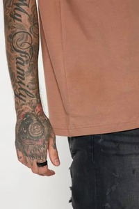 เสื้อยืดผู้ชายแบบใหม่ ผ้าโพลีเอสเตอร์/คอตตอน ถักทออย่างหนา ระบายอากาศได้ดี สไตล์ทางการ คุณภาพสูง สำหรับขาย - Product Image 2