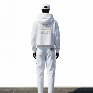 Conjunto de sudadera corta con capucha y pantalones cargo de felpa de algodón y poliéster premium de 240 GSM con logotipo bordado en chenilla blanca para mujer - Product Image 3