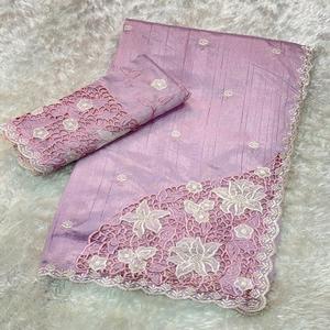 Sari en coton Tusser pour femmes avec broderie au fil et bordure en dentelle, chemisier inclus, fabriqué en Inde - Product Image 1