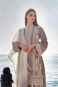 Shalwar Kameez pour femmes de haute qualité, personnalisé (soie/rayonne) - Vêtement de soirée pour femmes, design classique, style pakistanais - Product Image 3
