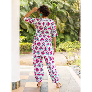 Top bohème chic en lin brodé pour femmes - Coupe ample, col asymétrique à volants longs - Product Image 5