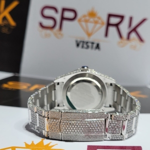 Montre de luxe à quartz ronde avec diamants, chiffres romains audacieux, bracelet en acier inoxydable entièrement pavé, résistance à l'eau 10 bars, bracelet entièrement serti - Product Image 4