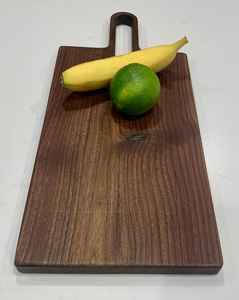 Planche à découper en bois de manguier de style unique avec finition personnalisée trou à poignée Ustensiles de cuisine au prix de gros - Product Image 3