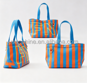 Bolsa de Mano Personalizada con <span class=keywords><strong>Iniciales</strong></span> para Damas de Honor, Estilo Estético, Rosa y Roja a Rayas, Bolsa de Lona para Fin de Semana para Mujer - Product Image 3