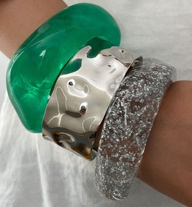 Collection de Bracelets en Résine Imperméables de Luxe pour Femmes – Bijoux Légers et Élégants, Finition Longue Durée, Personnalisables, Idéaux pour les Fêtes - Product Image 4