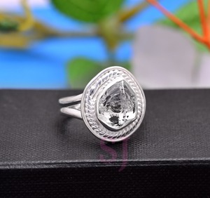 Anillo de Compromiso Hecho a Mano en Plata de Ley 925, Elegante Anillo de Boda Clásico Vintage con Diamante Herkimer Natural en Bruto - Product Image 2