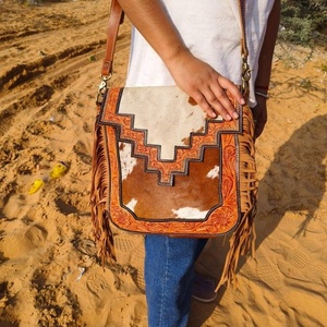 LW Sac à main en cuir à franges en fourrure de léopard Sac en cuir à pampilles en vente - Product Image 2