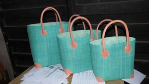 Madagascar Summer Fashion <b>Handbag</b> Zoma Raffia Tote Basket With Leather <b>Handles</b> and Corners Straw Material and Raffia Pocket - Product Image 3