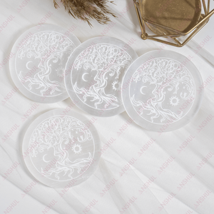 Fabriqué en Inde Plaque ronde en cristal de sélénite de 4 pouces avec arbre de vie, lune et soleil. - Product Image 4