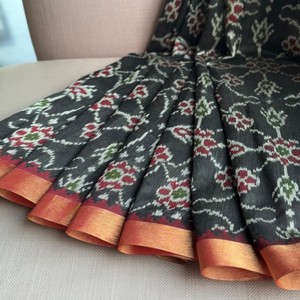 Sari de Seda Suave Banarasi Premium VASTRA COTTAGE, Tejido Jaal con Hilo Plateado, Pallu Tejido Enriquecido, Ropa Festiva con Blusa Lisa - Product Image 6