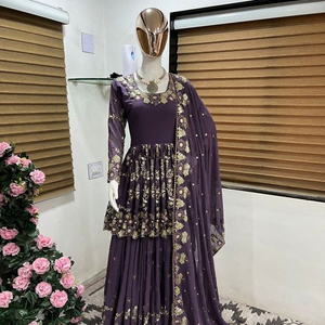 <span class=keywords><strong>Georgette</strong></span> Kurta Giả Nặng Với Chuỗi Thêu Nặng Làm Việc Với Tay Áo Đầy Đủ Và Quần Ống Loe Hoàn Toàn Và Dupatta Thiết Kế - Product Image 1