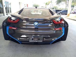 Vente de BMW i8 AWD 2019, coupé 2 portes, 12 315 miles, intérieur clair, sièges en cuir, moteur turbo, régulateur de vitesse adaptatif, jantes R19, électrique, automatique, 8 vitesses - Product Image 2