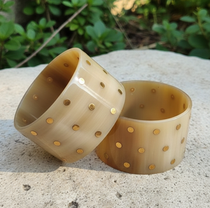 Bracelet en corne de buffle polie artisanal |   Manchette en corne classique avec incrustation de points en laiton |   Bijoux en os de corne naturelle de luxe - Product Image 2
