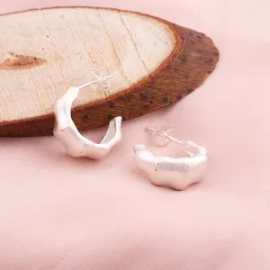 Affascinanti cerchi a punta in argento con finitura opaca in metallo massiccio lucido ottone placcato argento accessori da donna orecchini a bottone