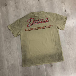 T-shirt en coton imprimé Duaa All Risk No Regrets pour homme, manches courtes, col rond, jersey décontracté, coupe régulière, logo au dos - Product Image 1