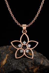 Collier minimaliste en argent sterling 925 plaqué or, fait à la main, avec pendentif en forme de fleur chrétienne, CZ, design floral délicat, pétales - Product Image 5