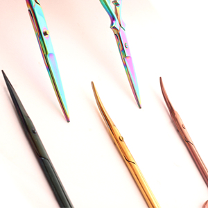 Tijeras profesionales hechas a mano con bordes afilados que ofrecen precisión en cada corte para dar forma al vello facial y recortar las cejas. - Product Image 3