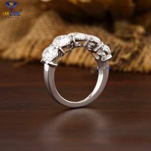 Anillo de oro blanco con diamantes ovalados TDW 5,10 de color blanco Forever Elegance Band de Labstone - Product Image 5