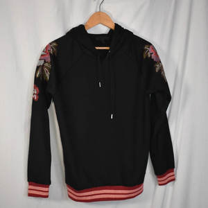 Sudadera Premium Negra para Mujer con Bordado 3D de Rosa, Puños Acanalados en Contraste, Logotipo Frontal, Tela de Felpa Suave - Product Image 1