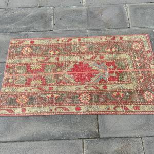 Tapis vintage, petit tapis turc de 2,1 x 3,9 pieds, tapis oriental en laine rouge - Product Image 3