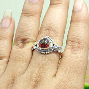 Anillo de Plata de Ley 925 Hecho a Mano con Piedra Preciosa de Granate Natural |   Diseño Floral Vintage |   Anillo de Granate Rojo con Cabujón Triangular para Mujer - Product Image 4