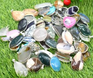 สร้อยคอจี้แฟชั่นทองเหลืองวินเทจของผู้หญิงพร้อมพลอยผสมและหินธรรมชาติหลายชนิดเครื่องประดับงานปาร์ตี้ที่กำลังมาแรง - Product Image 3