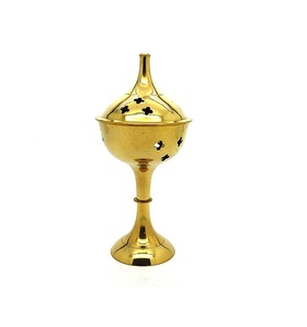 Quemador de incienso de latón exclusivo con trabajo antiguo adornado para entornos de meditación de lujo - Product Image 1