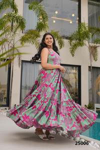 Vestido Anarkali/Kurti de Seda con Estampado Floral Elegante, Diseño Moderno con Amplio Vuelo, para Uso Diario y Eventos Especiales, en Oferta - Product Image 4