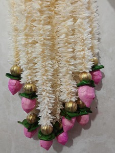 Guirnaldas Artesanales de Jazmín y Capullos de Loto para Decoración de Hogar, Fondo para Ceremonias Haldi y Mehndi, Decoración de Mandap, Pellikooturu, Guirnaldas para Techo - Product Image 3