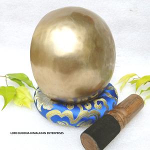 ชามร้องเพลงทิเบตทำด้วยมือสไตล์ทองเหลืองสลัวสีเหลืองสำหรับการทำสมาธิทางศาสนาและการรักษางานฝีมือโลหะจากเนปาล - Product Image 4