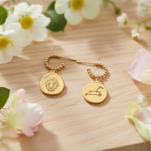 Pendientes colgantes Z Fine en tono dorado con dijes del zodiaco Leo de 12 mm - Product Image 3