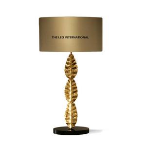 Lampe de table à LED en tissu moderne de conception de feuille d'or postmoderne créative américaine de vente directe d'usine pour la maison - Product Image 1