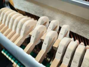 Piano droit KAWAI Kawai BL12, finition noire brillante, son riche, performance musicale professionnelle, piano d'exportation, excellente qualité sonore - Product Image 4