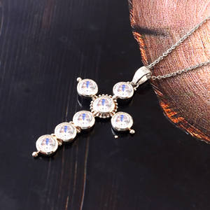 Colgante de cruz de plata de ley 925 para mujer con bisel chapado en oro blanco CZ Ajuste de joyería personalizada suministro a granel del fabricante - Product Image 3