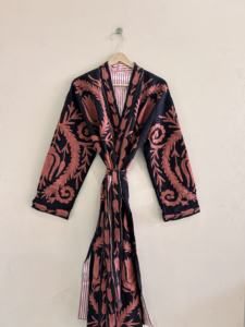 Veste kimono en coton brodé Suzani faite à la main de couleur noire, unisexe, longue - Product Image 4