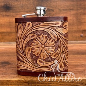 Flacon de hanche en cuir repoussé à la main Vente en gros Flacon floral occidental en cuir véritable de 8oz Flacon en acier inoxydable avec couvercle en cuir grain supérieur - Product Image 1