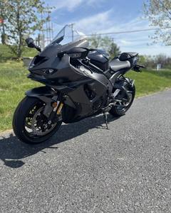 Moto de course haute performance de classe 1000 cm³ - Product Image 3